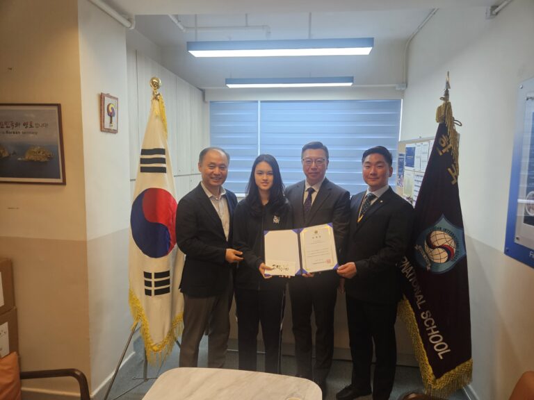 11학년 최민서 학생기자, 민주평통 홍콩지회 ‘명예위원’ 위촉 및 장학금 수여 -‘K-Run’ 행사 취재 기사로 평화통일 메시지 전파 공로 인정받아 –